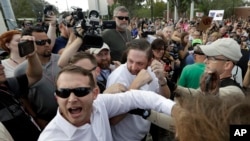 Accrochages entre 2 partisans du suprémaciste blanc Richard Spencer et des manifestants anti-racistes, Gainesville, Floride, le 19 octobre 2017. 