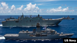 澳大利亞軍艦加入美國和日本軍艦在菲律賓海舉行聯合軍演（美國太平洋艦隊2020年7月21日照片）
