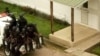 Les forces de police devant le domicile de Blanchard Oba, président de l'IDC au centre-ville de Brazzaville, le 3 octobre 2017. (VOA/Ngouela Ngoussou)