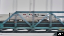 រថយន្តមួយបើកលើស្ពាន Ambassador Bridge ពីទីក្រុង Ontario ទៅទីក្រុង Detroit រដ្ឋMichigan កាលពីថ្ងៃទី៣១ មករា ឆ្នាំ២០២៥។