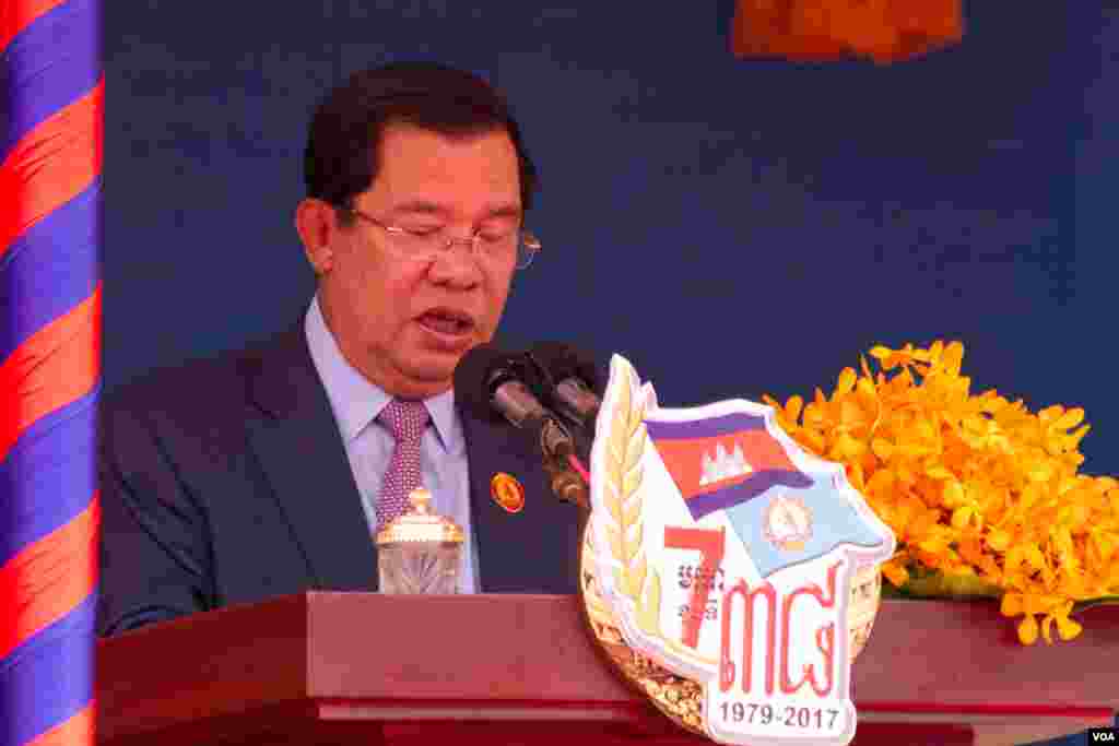 លោកនាយករដ្ឋមន្ត្រីហ៊ុន សែន ថ្លែងសន្ទរកថានៅក្នុងពិធីរំឭកខួបថ្ងៃ៧ មករា លើកទី៣៨ នៅឯទីស្នាក់ការគណបក្សប្រជាជនកម្ពុជា ក្នុងរាជធានីភ្នំពេញ កាលពីថ្ងៃទី៧ ខែមករា ឆ្នាំ២០១៧។ (ហ៊ាន សុជាតា/ VOA)