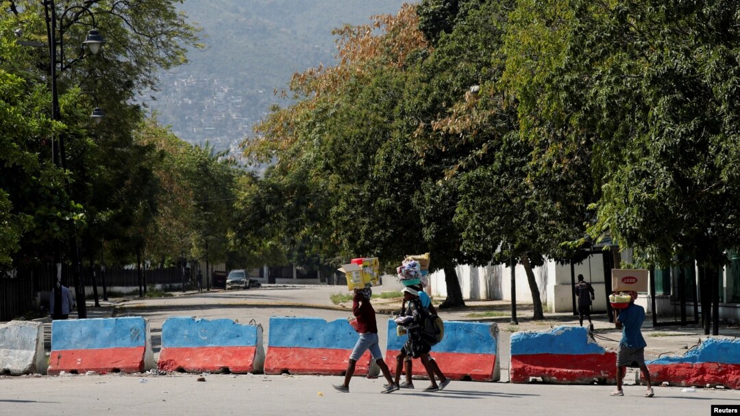 ARCHIVO: Una calle de Puerto Príncipe, la capital de Haití, en la semana de marzo de 2024 en que el premier Ariel Henry anunció que renunciaría para dar paso a la formación de un consejo de transición.