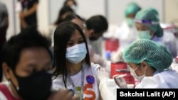 一名泰國醫護人員正為一名泰國女性接種中國的科興疫苗。 （2021年5月31日）