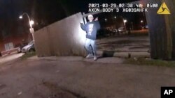 Cette image extraite de la vidéo capturée par une caméra corporelle d'un policier de Chicago montre le moment précédant le tir qui a causé la mort d'Adam Toledo, 13 ans, le 29 mars 2021, à Chicago.