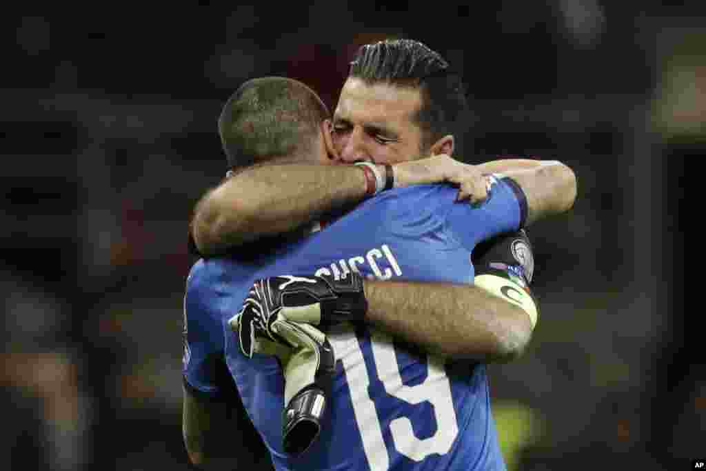 Le gardien de but italien Gianluigi Buffon et son coéquipier Leonardo Bonucci éliminés lors de la phase finale des éliminatoires de la Coupe du monde de football entre l'Italie et la Suède, le 13 novembre 2017.