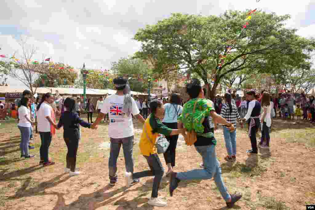 យុវជនកម្ពុជាកំពុងលេងល្បែងប្រជាប្រិយនៅក្នុងកម្មវិធី«បុណ្យភូមិ» ក្នុងវត្តទួលក្រសាំង ក្នុងខេត្តកណ្តាល នៅថ្ងៃទី៧ ខែមេសា ឆ្នាំ២០១៧។ (ហ៊ាន សុជាតា/ VOA)