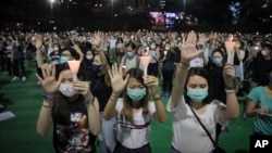 為紀念六四事件31週年香港民眾在維多利亞公園參加燭光紀念活動。（2020年6月4日）