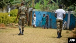 Des soldats patrouillent à Bafut, après que le toit du dortoir d'une école a été incendié pendant la nuit du 15 novembre 2017, dans la région anglophone du nord-ouest du Cameroun.
